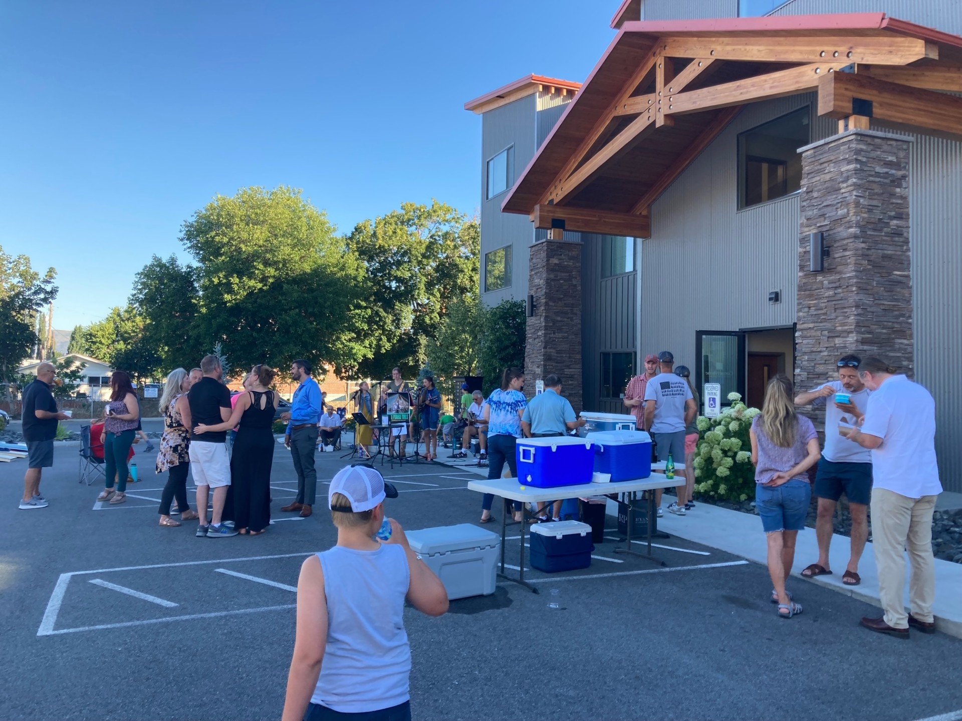 Building NCW members connecting at an outdoor member mixer